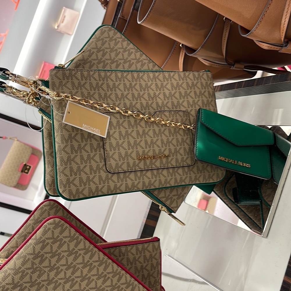 MICHAEL KORS JET SET ITEM LG 2 in 1 CARD CASE & WRISTLET
Palmetto Green 
NWT - Picture 4 of 16